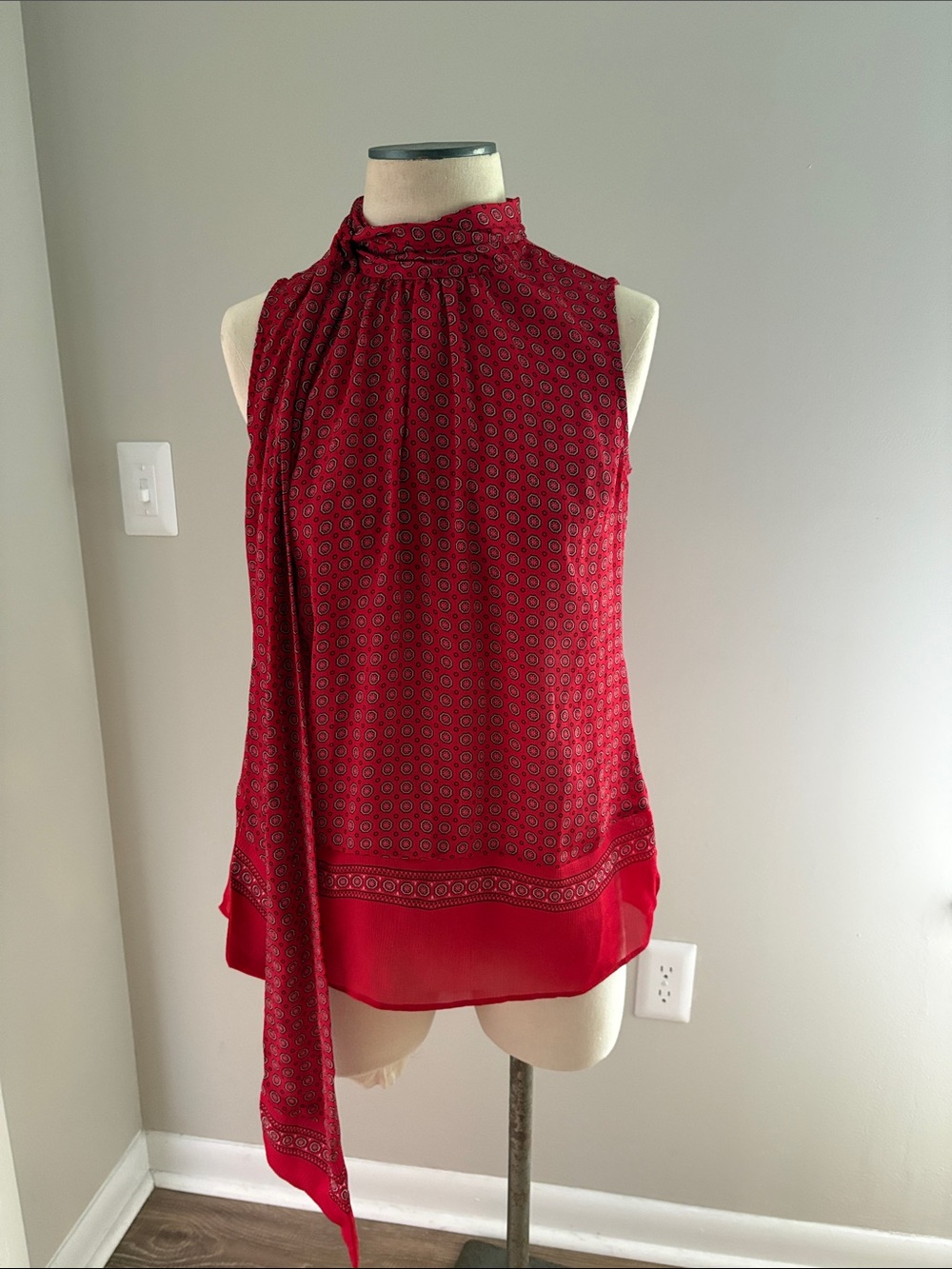 New York & Company Sleeveless Red Scarf-Neck Printed Blouse